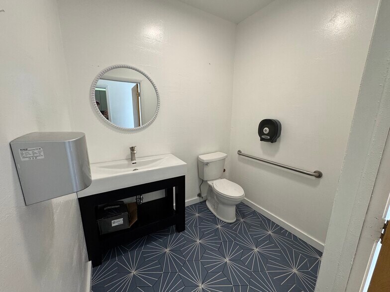 More Photos Of 2000 Harrison St, Hollywood Unknown For Lease