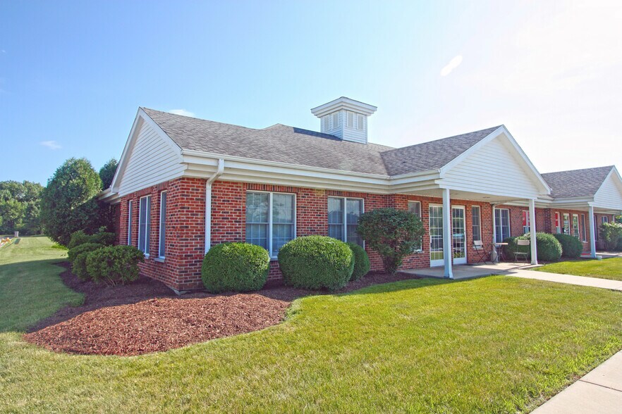 Primary Photo Of 858-863 Center Ct, Shorewood Office For Lease