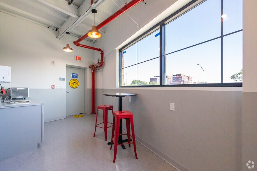 More Photos Of 2426 47th St, Astoria Warehouse For Lease