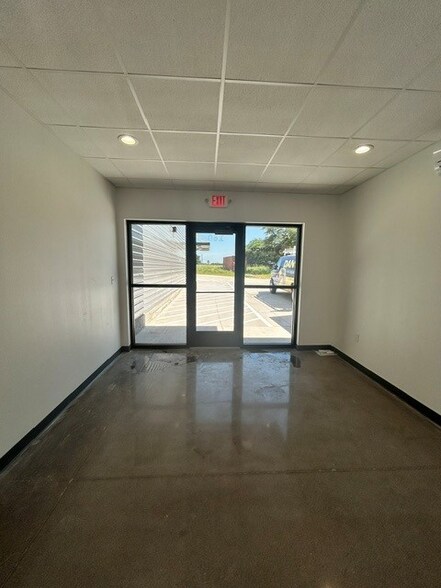 More Photos Of 3396 Kegley rd, Temple Showroom For Lease