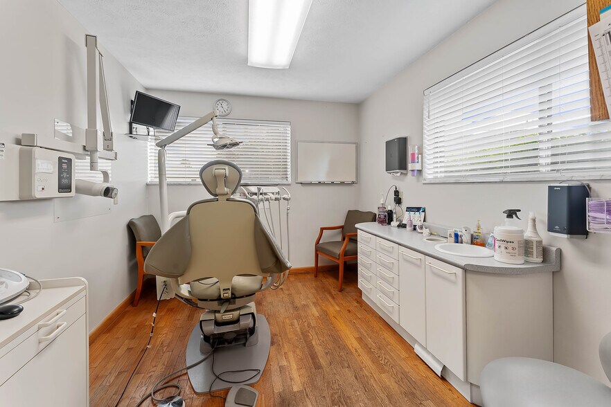 More Photos Of 711 N Pike St, Grafton Office For Sale