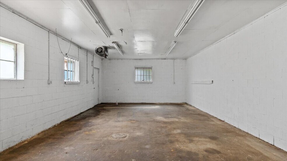 More Photos Of 123 N Main St, Warrenton Storefront For Sale