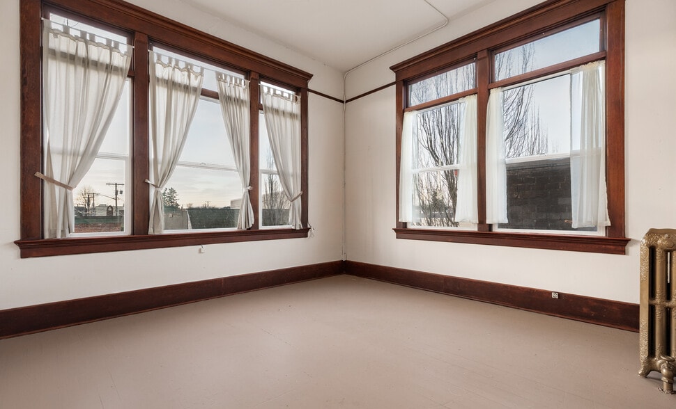 More Photos Of 619 Commercial Ave, Anacortes Storefront Retail Office For Sale