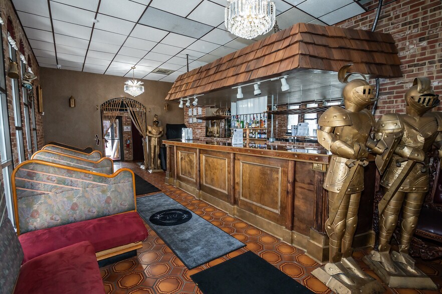 More Photos Of 10140 S Roberts Rd, Palos Hills Bar For Sale