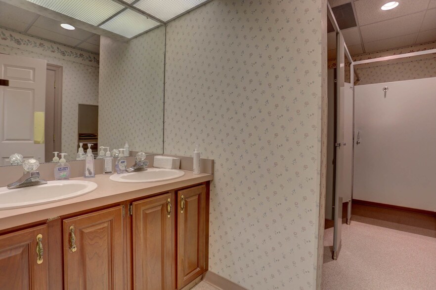 More Photos Of 930 Red Rose Ct, Lancaster Medical For Lease