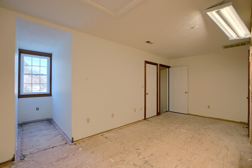 More Photos Of 7188-7196 Chapman Dr, Hayes Office For Sale