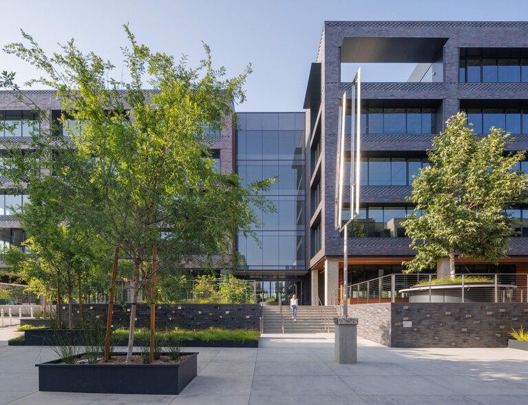 More Photos Of 10 W Walnut St, Pasadena Loft Creative Space For Lease