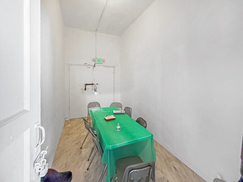 More Photos Of 7101 Menlo Ave, Los Angeles Specialty For Sale