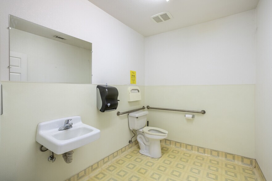 More Photos Of 1455 South St, Redding Flex For Sale