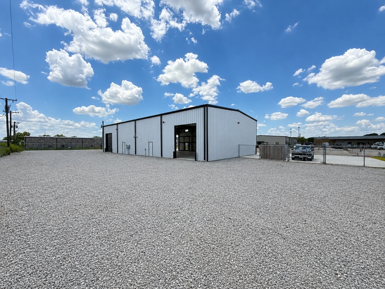 More Photos Of 142 Boyd Business Pky, Boyd Flex For Lease