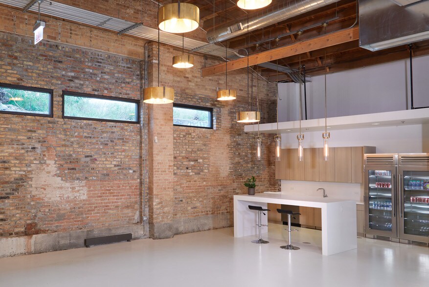 More Photos Of 1640 W Carroll Ave, Chicago Showroom For Lease