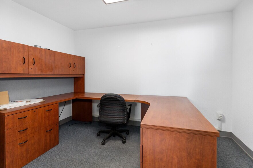 More Photos Of 8424 N HWY 69, Pollok Flex For Sale