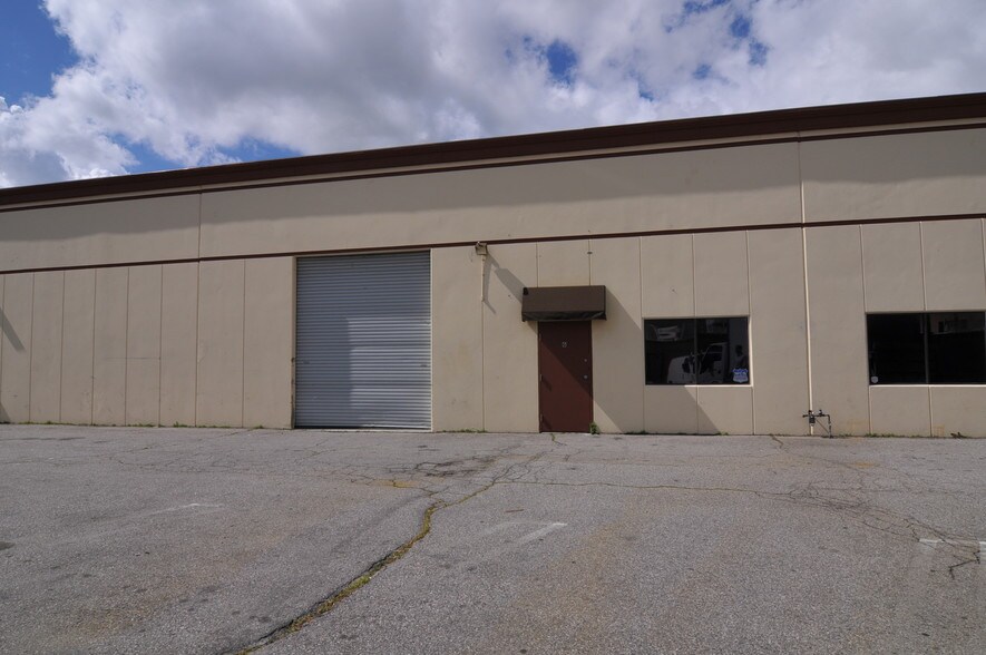 More Photos Of 20918-20928 Osborne St, Canoga Park Warehouse For Lease