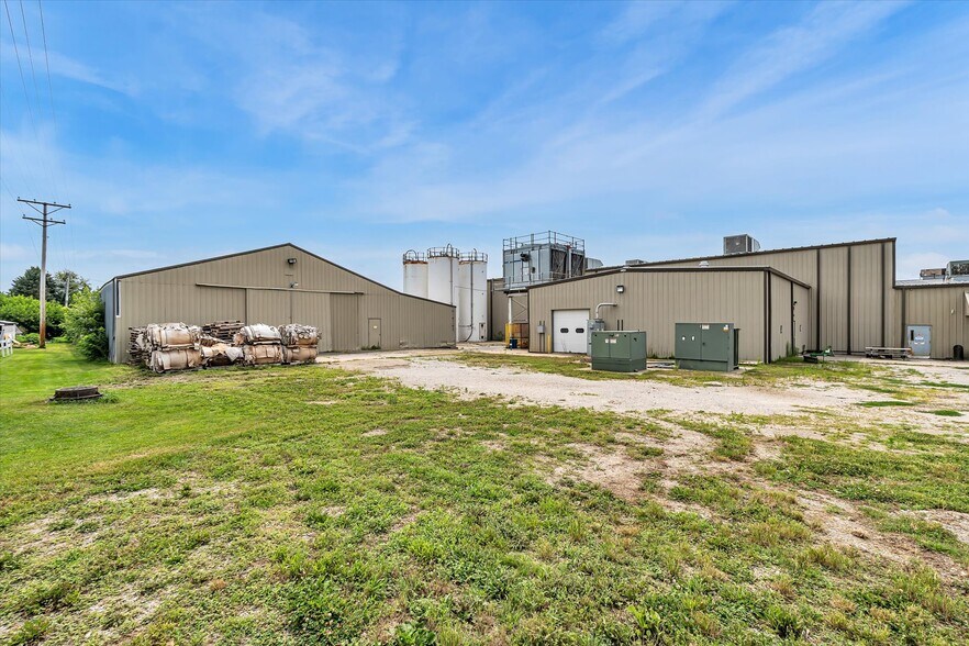 More Photos Of 202 1st St S, Kalona Manufacturing For Sale