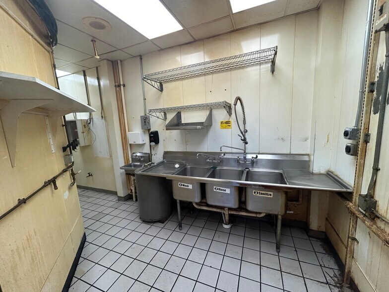 More Photos Of 500 W Bremer Ave, Waverly Convenience Store For Sale