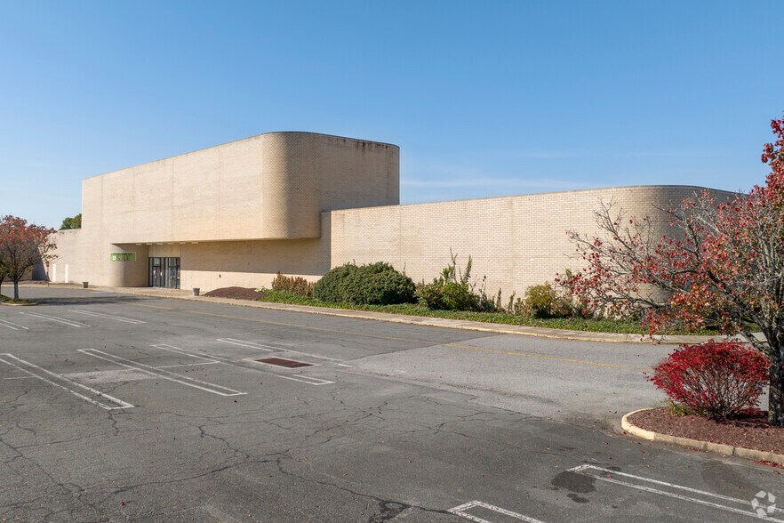 More Photos Of 1400-1420 N Parham Rd, Richmond Unknown For Lease
