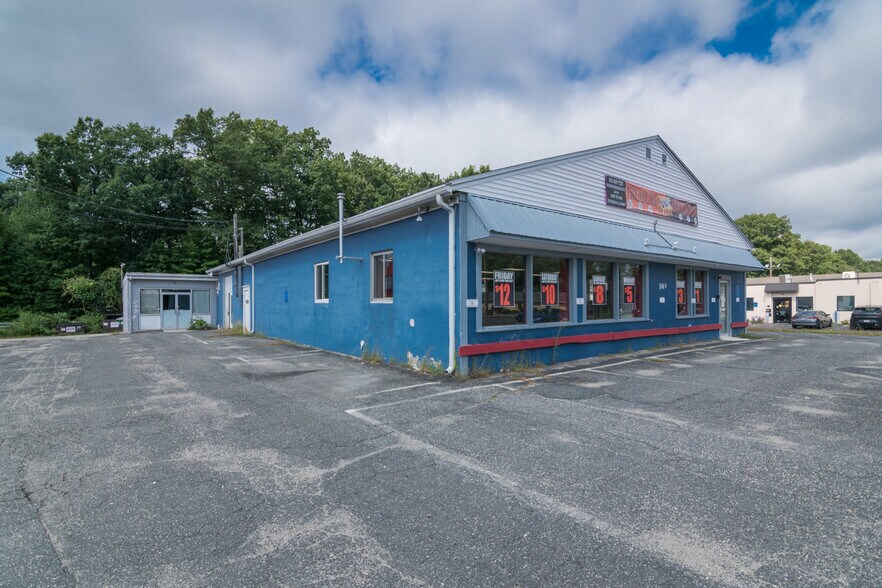 More Photos Of 167-169 Shaker Rd, East Longmeadow Veterinarian Kennel For Lease