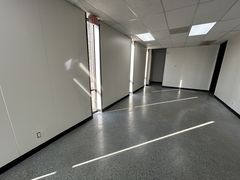 More Photos Of 1818 Sherwood Forest St, Houston Warehouse For Lease