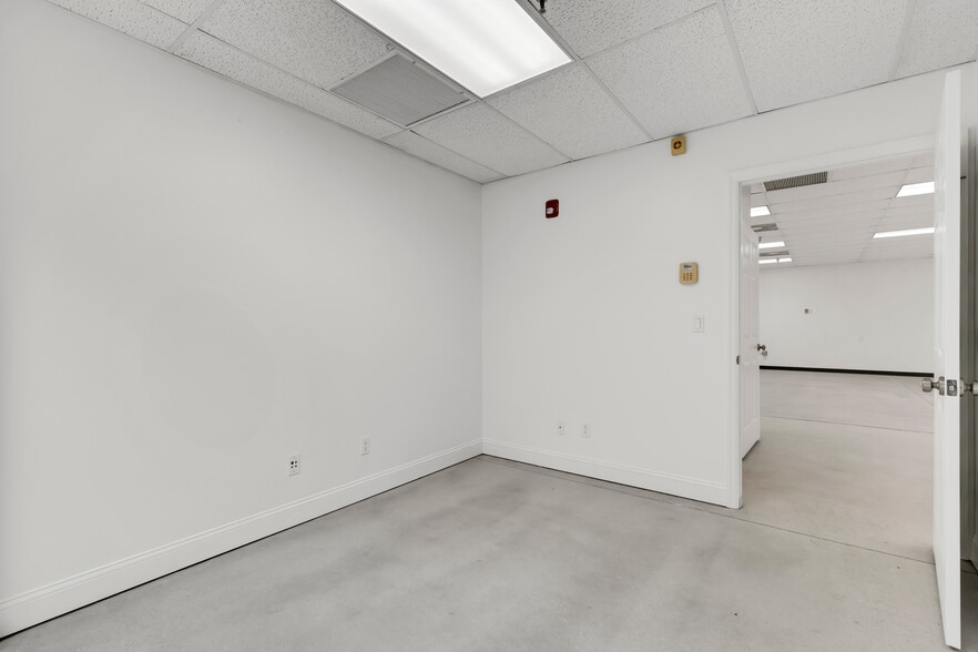 More Photos Of 1925-1963 Barber Rd, Sarasota Warehouse For Sale