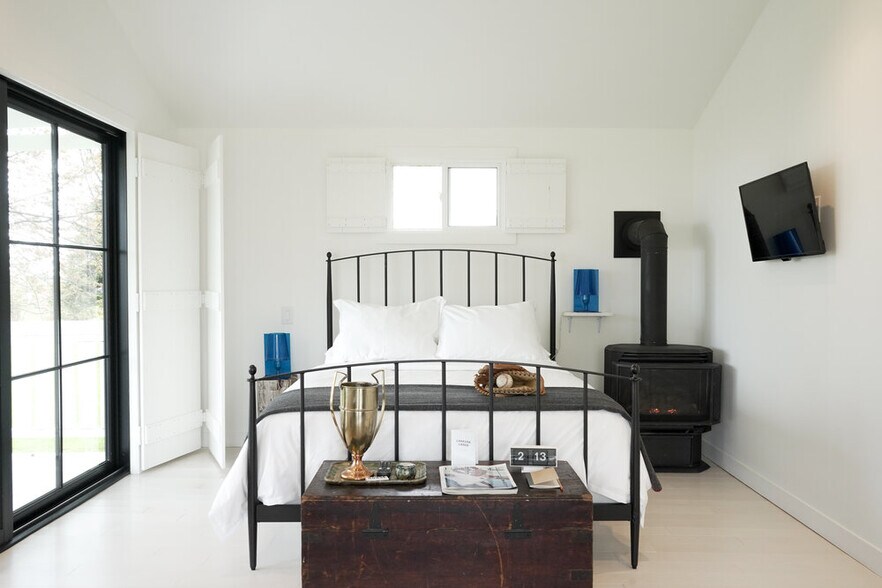 Primary Photo Of 349 Wellington Main St, Prince Edward Hotel For Sale