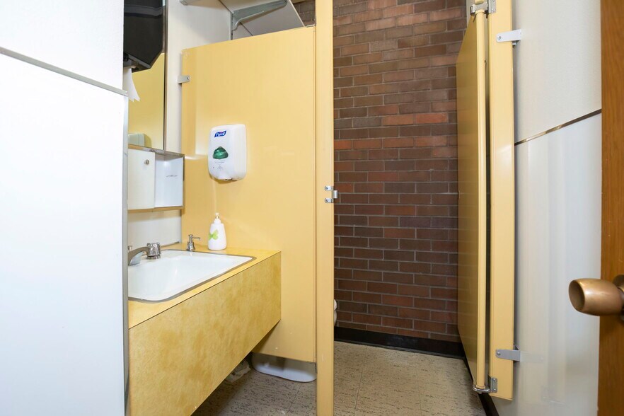 More Photos Of 873-875 6th St, Bremerton Bank For Lease