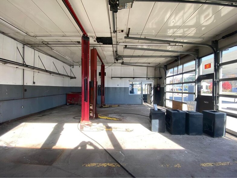 More Photos Of 70 Lafayette Rd, North Hampton Service Station For Lease