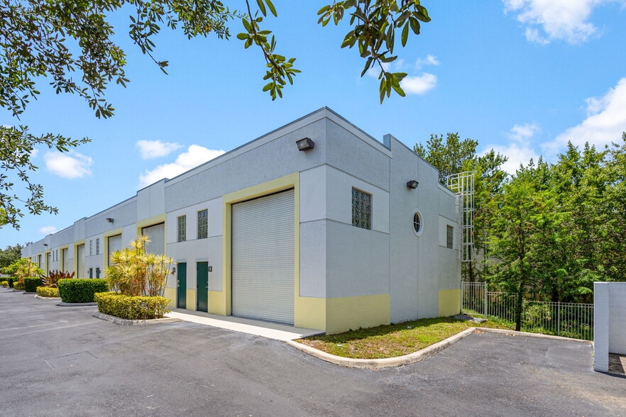 More Photos Of 2937 Ravenswood Rd, Fort Lauderdale Self Storage For Lease