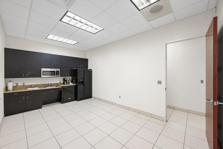 More Photos Of 820 Central Dr, Colleyville Office For Sale