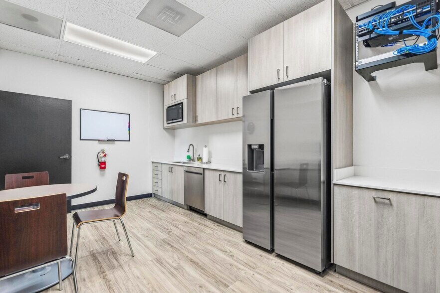 More Photos Of 2555 3rd St, Sacramento Office For Lease