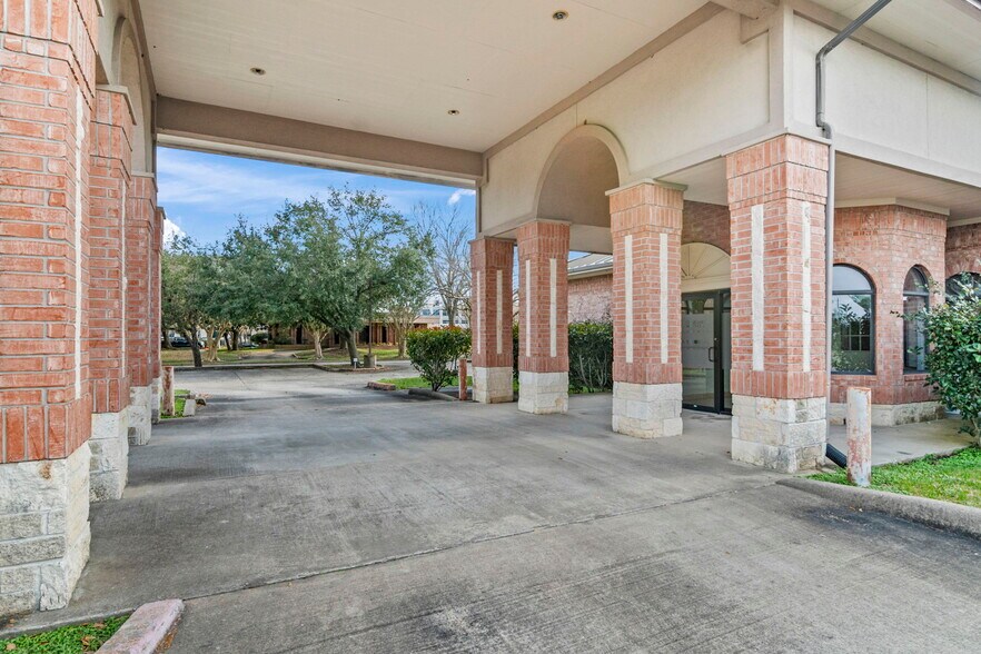 More Photos Of 26 Professional Park Dr, Webster Office For Sale