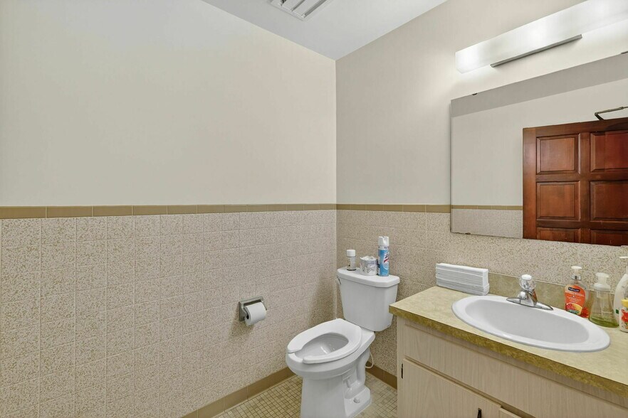 More Photos Of 1029 W Magnolia St, Leesburg Office For Sale