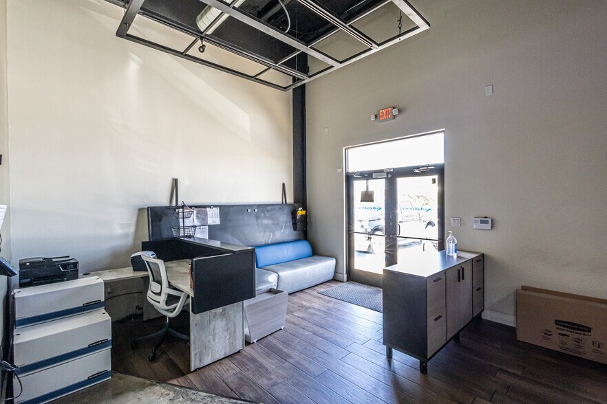 More Photos Of 302 Crossroads St, Laredo Office For Lease