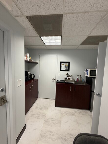 More Photos Of 225 Gordons Corner Rd, Manalapan Township Medical For Lease
