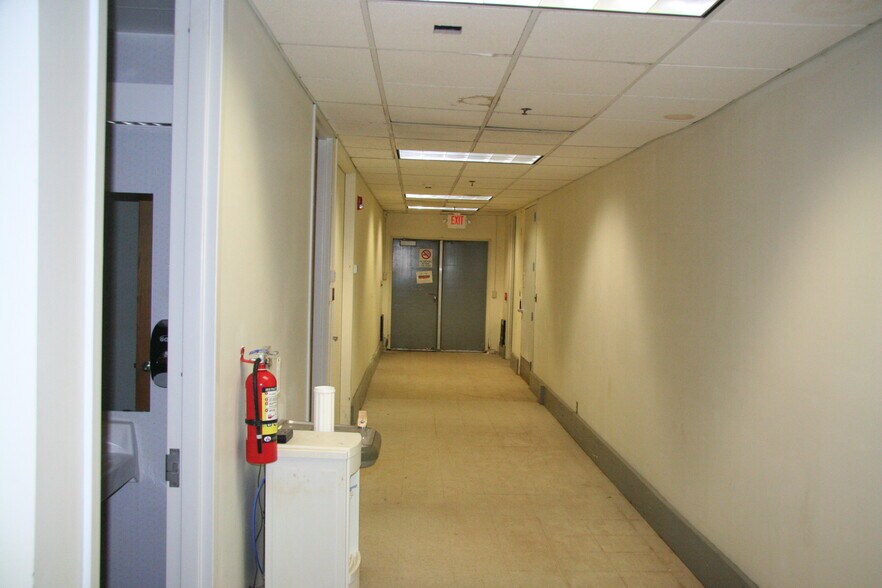 More Photos Of N28W23050 Roundy Dr, Pewaukee Office For Sale