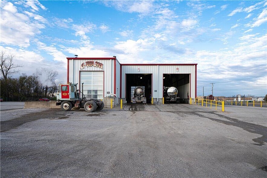 More Photos Of 1507 Roseport Rd, Elwood Warehouse For Lease