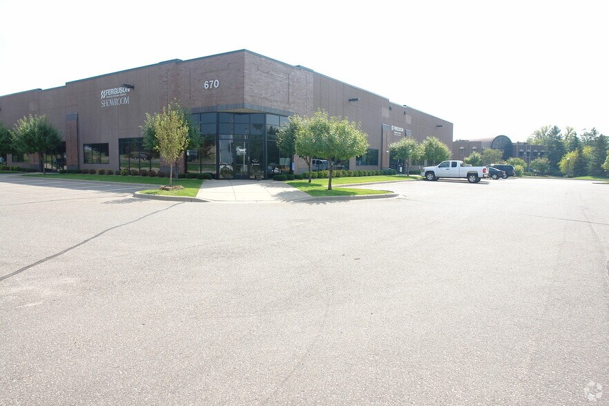 More Photos Of 670 E Travelers Trl E, Burnsville Showroom For Lease