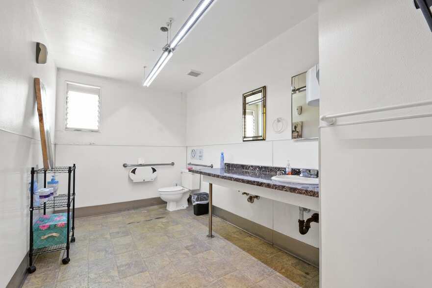 More Photos Of 623 Young St, Santa Ana Manufacturing For Sale