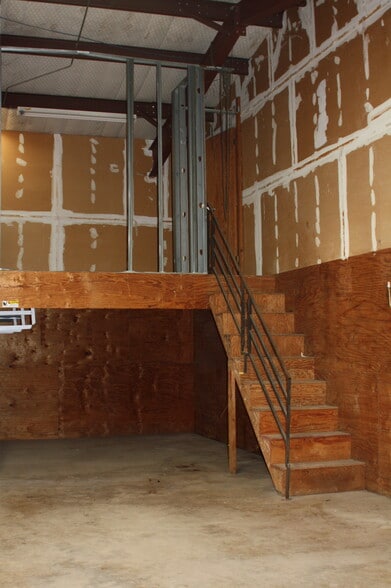 More Photos Of 3514 Copeland Dr, San Antonio Light Manufacturing For Sale
