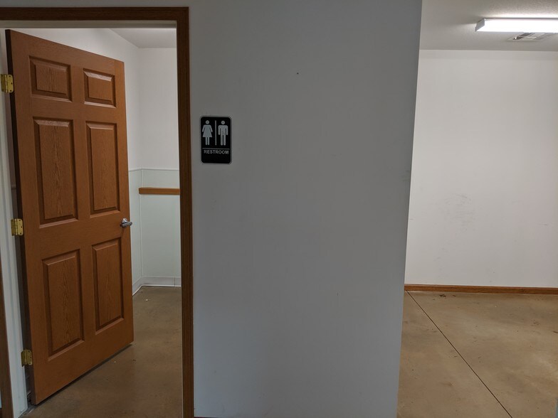 More Photos Of 621-633 N Kessler St, Wichita Showroom For Lease
