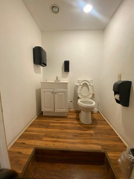 More Photos Of 12841 Highway 90, Beaumont Warehouse For Lease