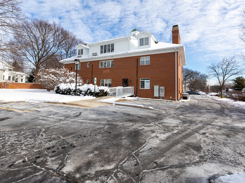 More Photos Of 301 W Roosevelt Rd, Wheaton Office For Lease