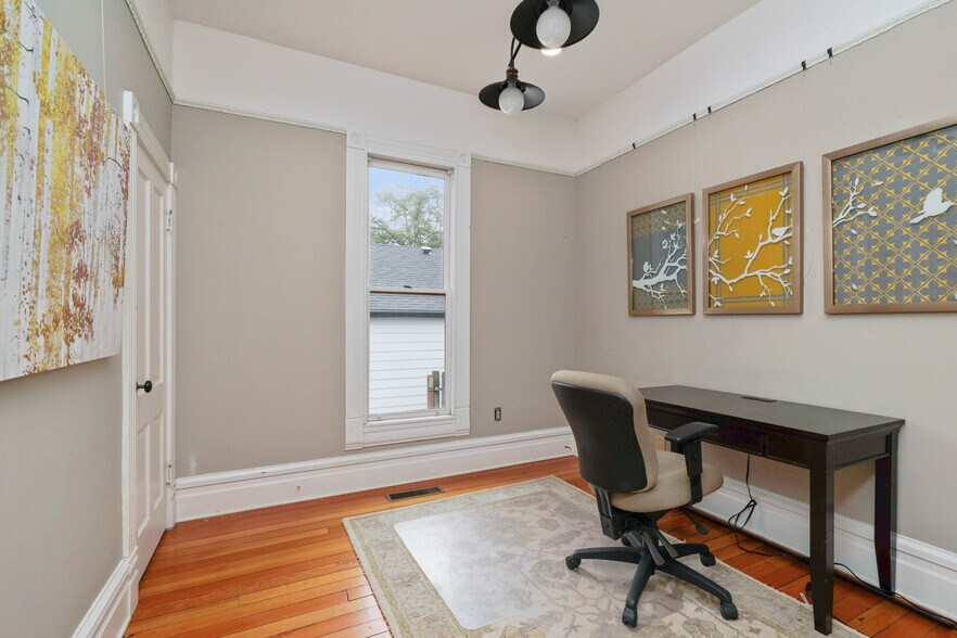 More Photos Of 901 13th St SE, Salem Office For Sale