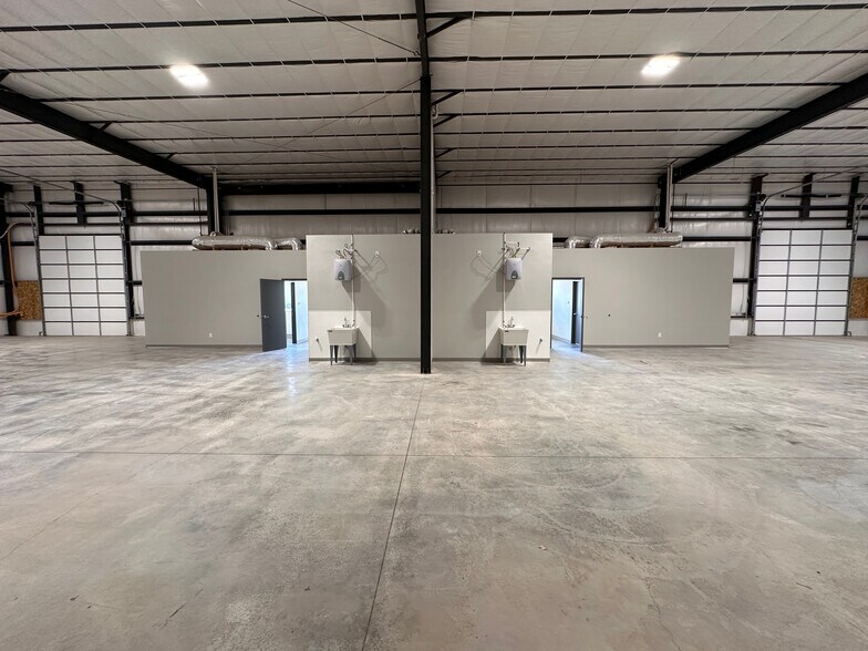 More Photos Of 563 S Commerce Dr, Hurricane Industrial For Lease