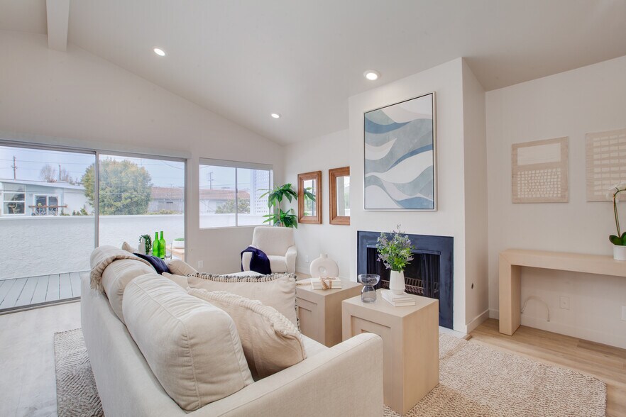More Photos Of 1922 Canal St, Venice Apartments For Sale