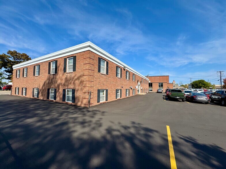 More Photos Of 425 S Adams St, Green Bay Office For Lease