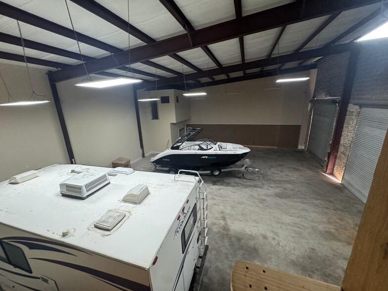 More Photos Of 17125 Groeschke Rd, Houston Warehouse For Lease