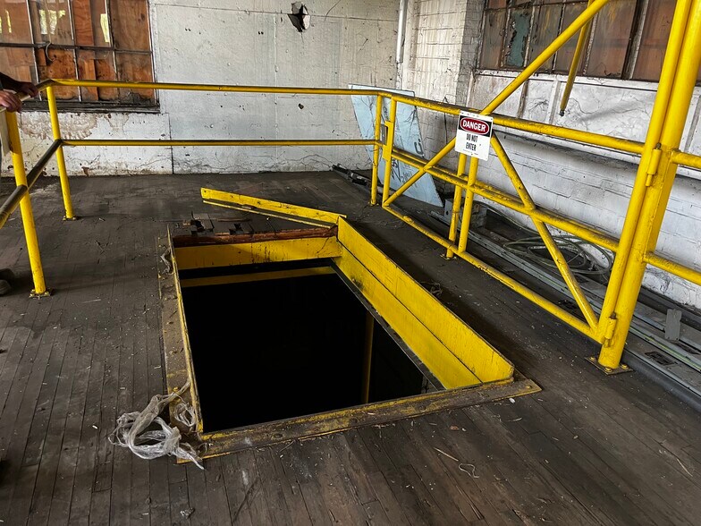 More Photos Of 50 Virginia Ave, Uniontown Warehouse For Lease