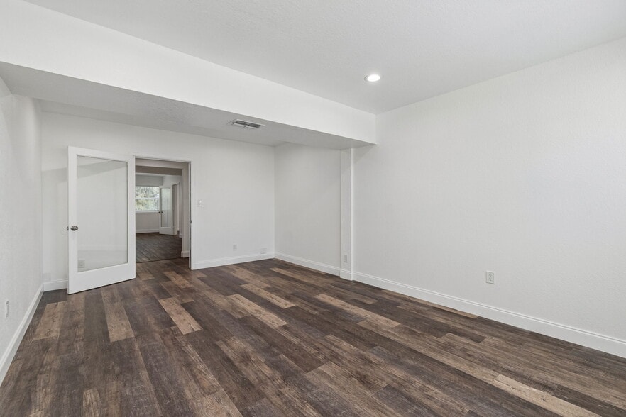 More Photos Of 6536 Lincoln Way N, Saint Petersburg Office For Lease