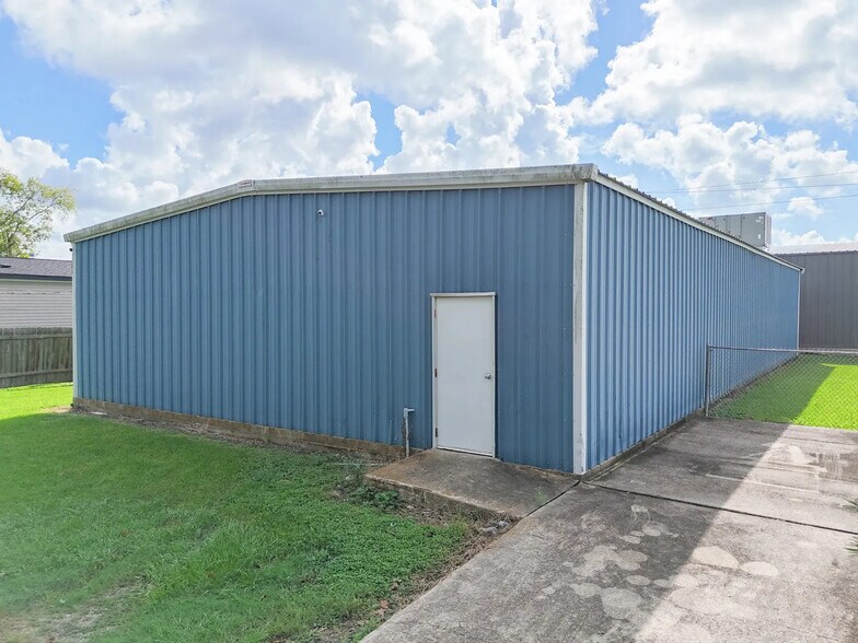 More Photos Of 760 Paul Maillard Rd, Luling Warehouse For Sale