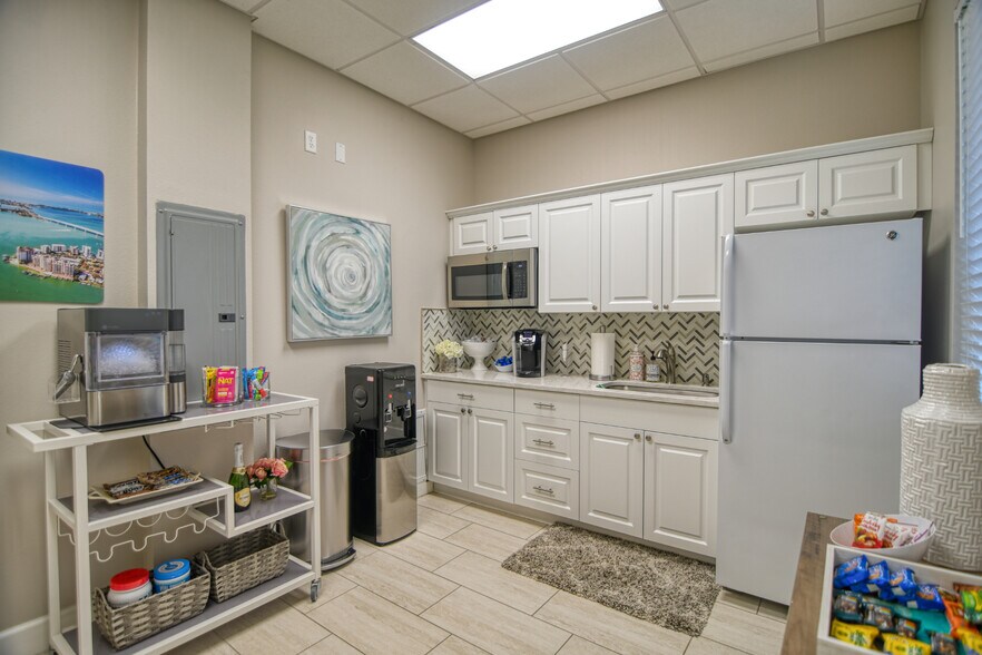 More Photos Of 5245 Office Park Blvd, Bradenton Office For Sale